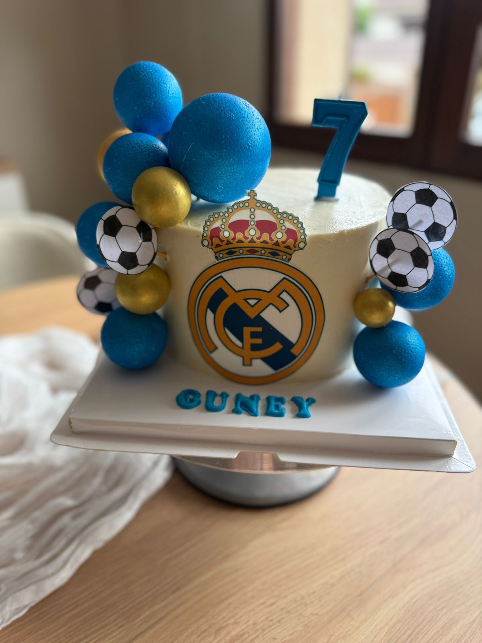 Gâteau Anniversaire : Thème Real Madrid
